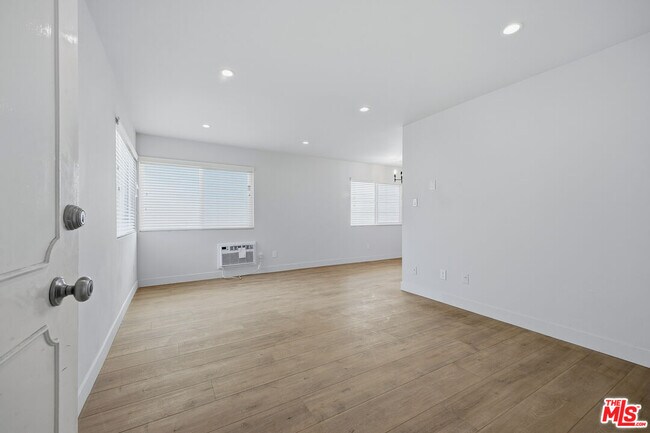 Foto del edificio - 1738 Colby Ave