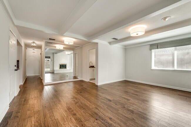 Foto del edificio - Overton Park Duplex!