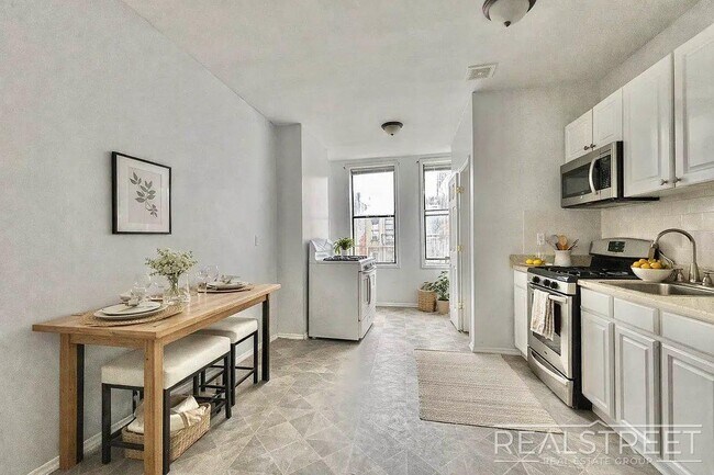 Foto del edificio - Spacious 1.5-Bedroom Penthouse Apartment in Prime Bushwick!