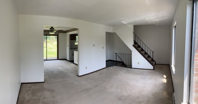 Building Photo - 2 Bedroom 1 Bathroom Townhouse in Shaler