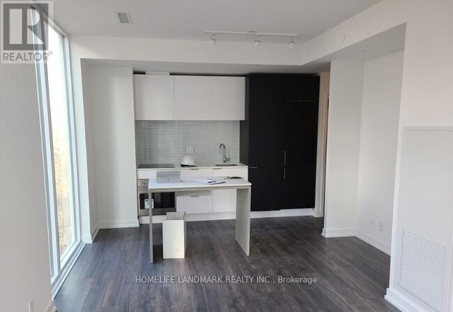 Building Photo - 33 Helendale Ave