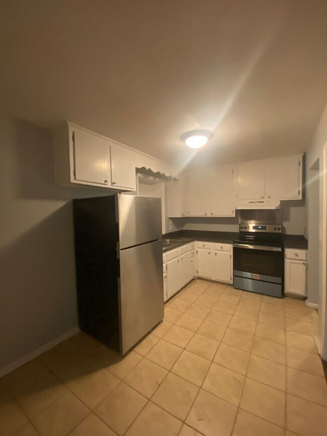 Building Photo - Renovated 4 Bedroom / 2 Bathroom / Fenced ...