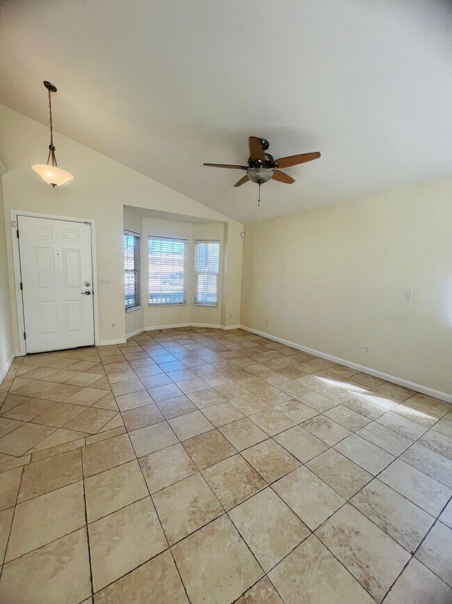 Foto del edificio - 4 bedroom 2 bath close to Fort Carson