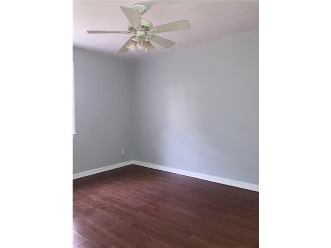 Building Photo - 23 N Pennewell Dr