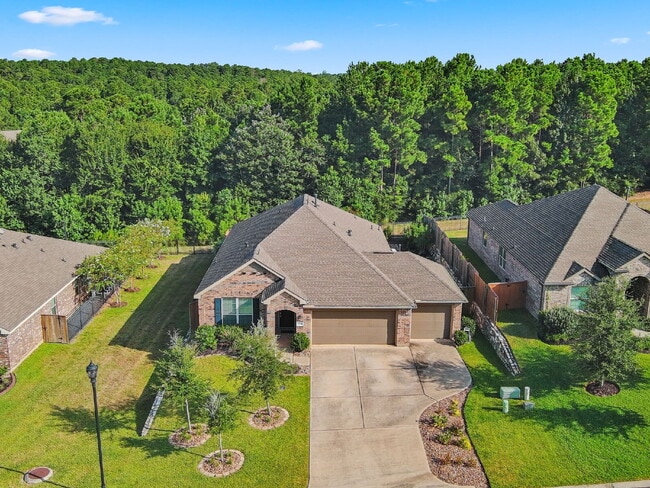 Foto del edificio - Welcome to this beautifully maintained one-story home offering 4 bedrooms, 2.5 bathrooms, and a s...