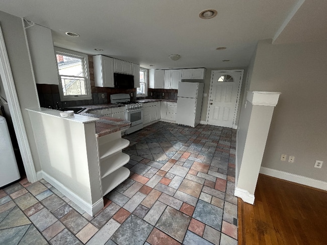 Building Photo - 18 Grove St