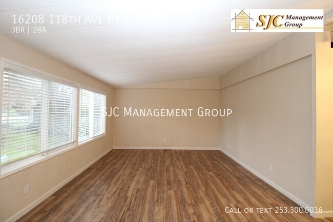 Foto del edificio - Updated home with detached garage for rent...