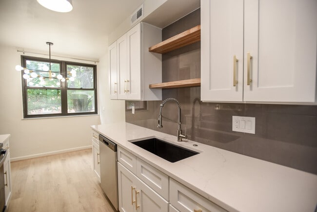 Building Photo - Farragut Flats