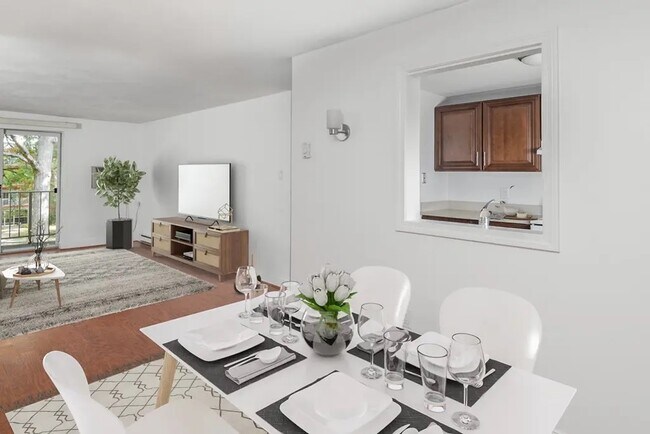Open Floor Plan - 55 Greentree Ln