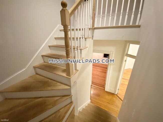 Foto del edificio - 5 br, 2 bath Triplex - 54 Calumet St