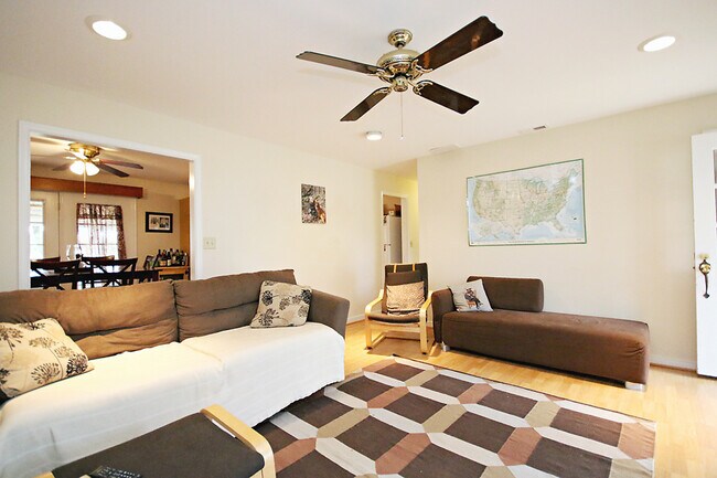 Foto del edificio - Pet Friendly, One Level Living in Johnson ...