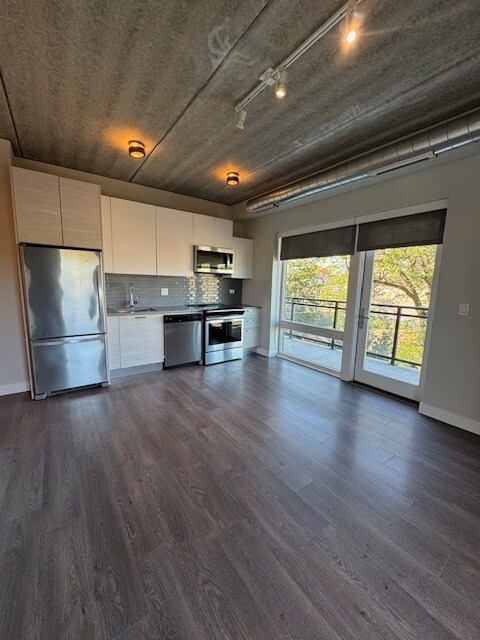 Foto del edificio - 2407 W Eastwood Ave