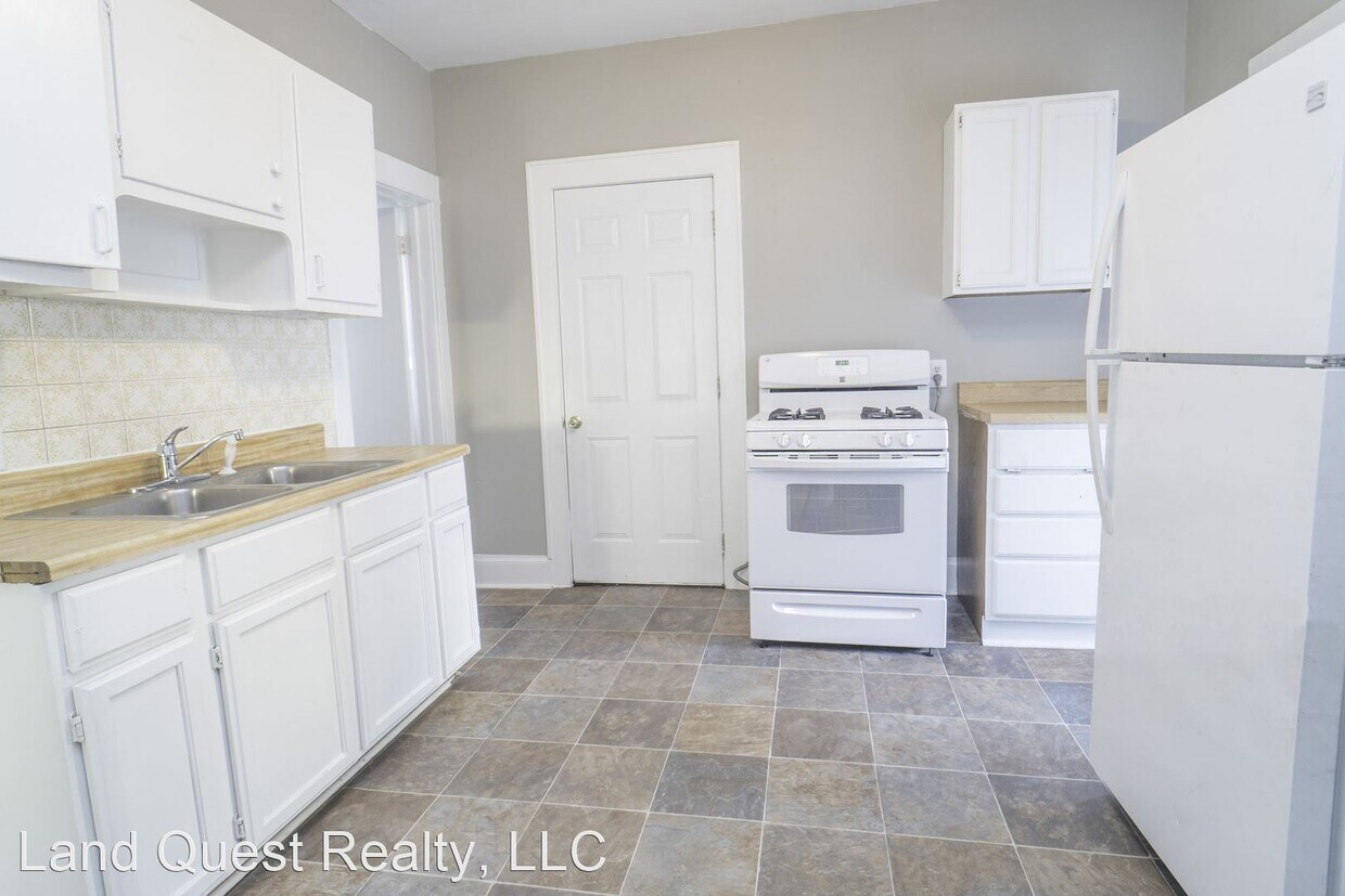 Foto principal - 2 br, 1 bath Apartment - 1713 51st Pl.