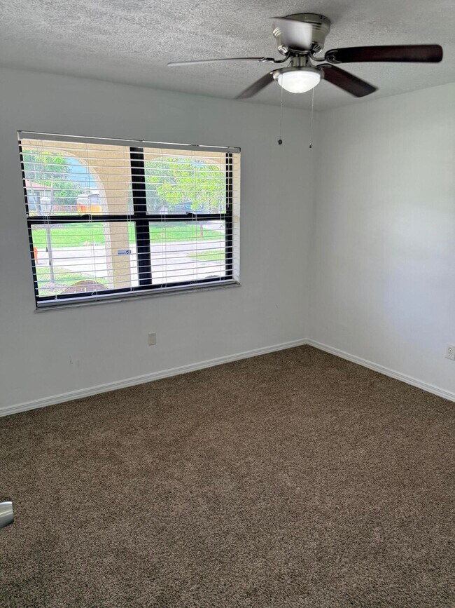 Building Photo - 508 NW Azalea Ave