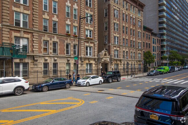 345 W 70th St New York, NY 10023 - 345 W 70th St