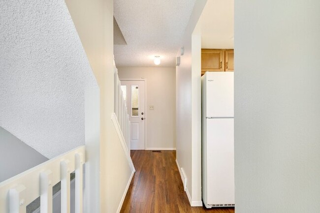 Foto del edificio - Charming Two-Story Townhome with Finished ...