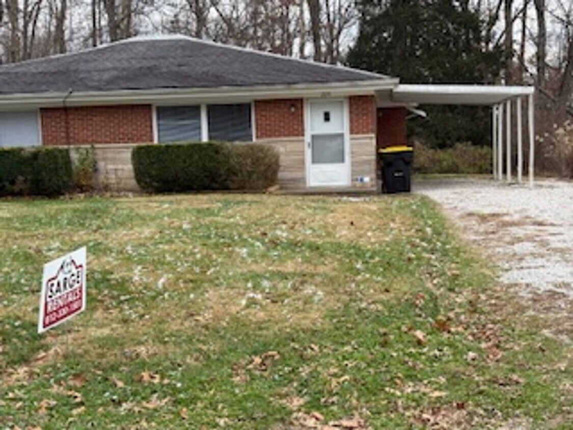 Foto principal - 2 bed / 1 bath duplex in country setting