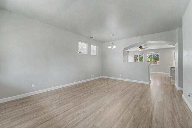 Foto del edificio - 4 bedroom 2 bath home located in Yuba City