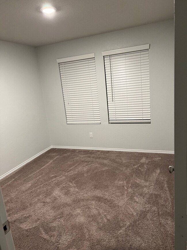 La habitación del frente tiene dos ventanas. - 9726 Mill Dam