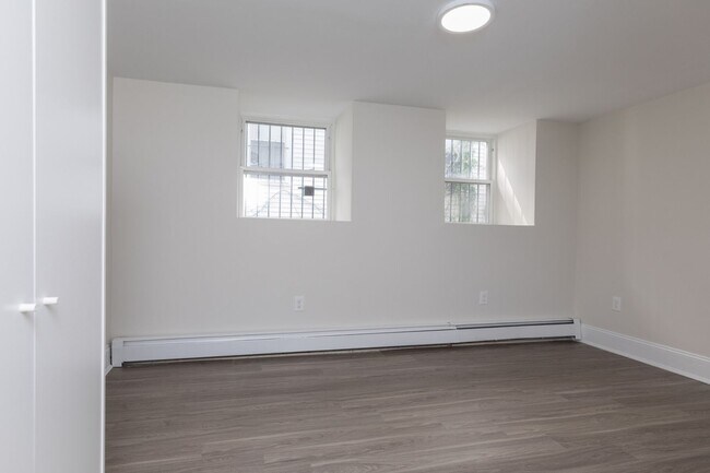 Building Photo - 5 Bedroom
