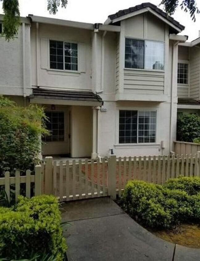 Foto principal - Charming 2BD/2BA Townhouse in Desirable Du...
