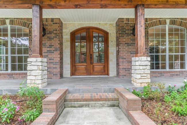 Building Photo - 590 Pebble Creek