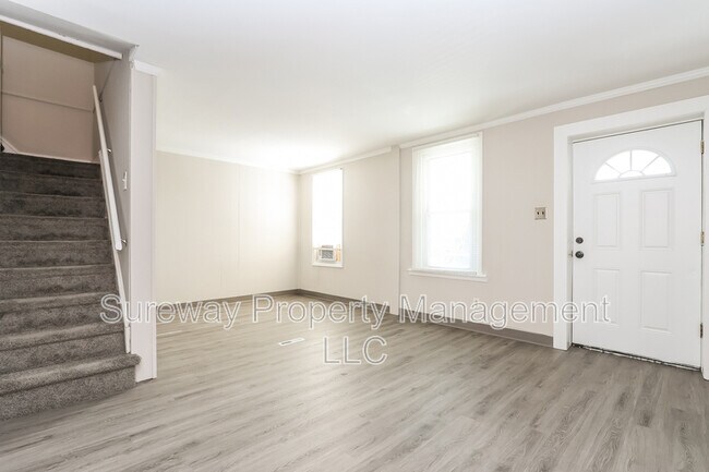 Foto del edificio - 8 W 8th St