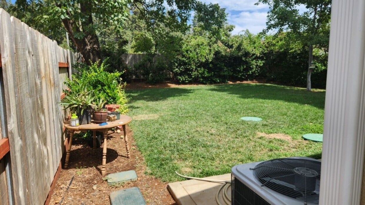 Foto del edificio - 1429 Juniper Ln