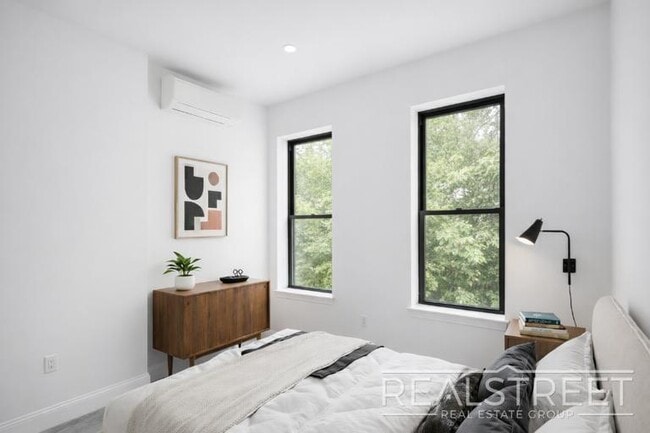 Building Photo - Super Bright 2 BED w LAUNDRY IN-Unit!