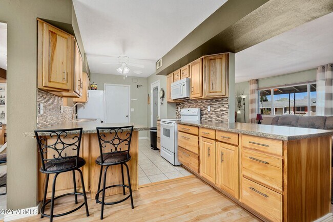 Building Photo - 10847 W Canterbury Dr