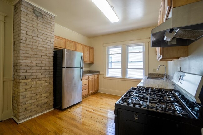 Building Photo - Newly Renovated 3 Bedroom -3 Blocks From C...