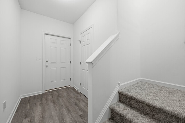 Building Photo - 1250 E 7th St