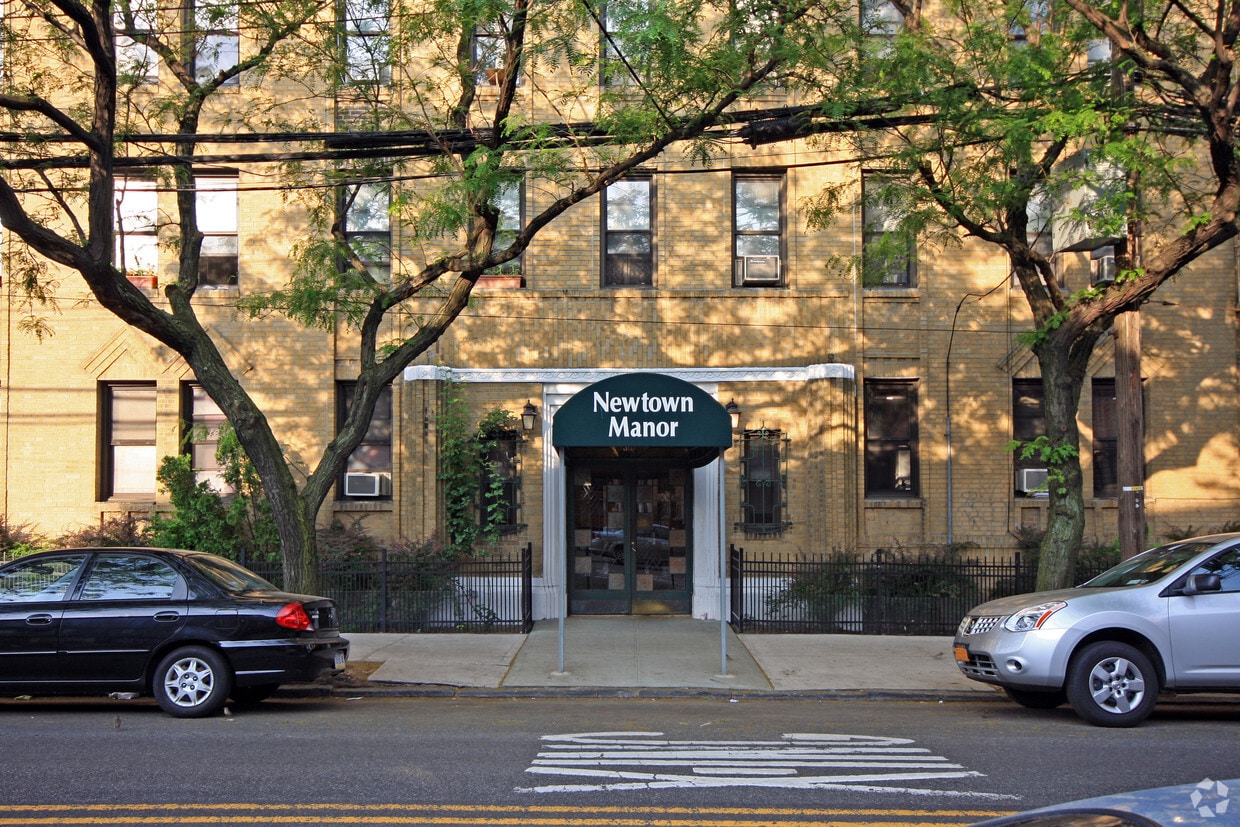 Building Photo - Newtown Manor
