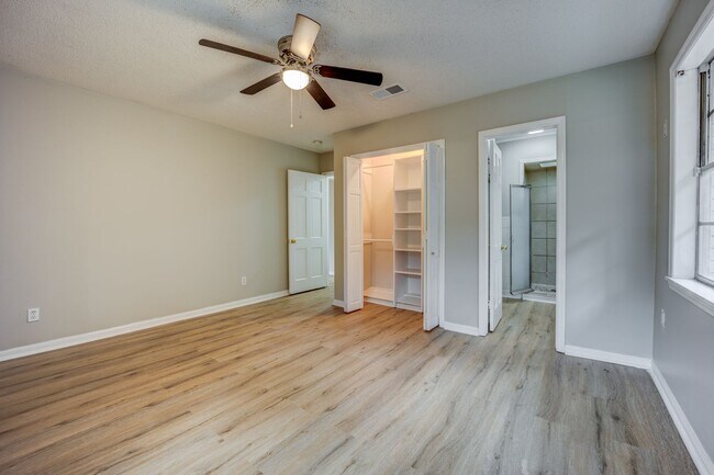 Building Photo - Freshly Updated 3 Bedroom House