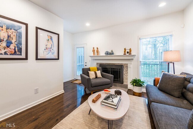 Building Photo - 653 Park Village Dr NE