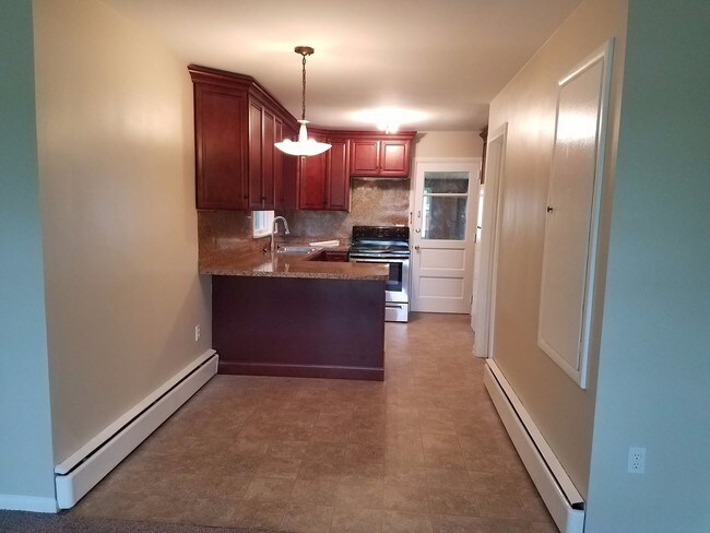 Foto del edificio - 2 br, 1 bath House - 6 Bowman Rd.