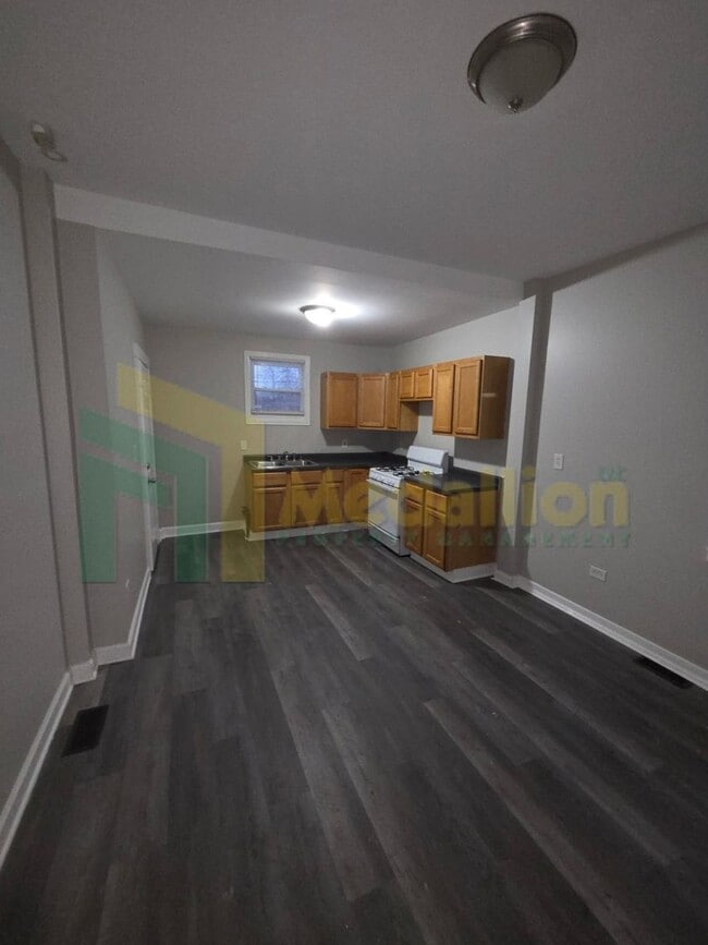 Foto del edificio - 3-Bedroom Duplex Downstairs unit in 2-Flat with Parking