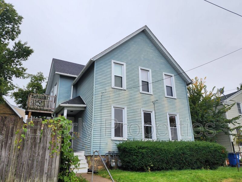 Primary Photo - 2221 Harriet St