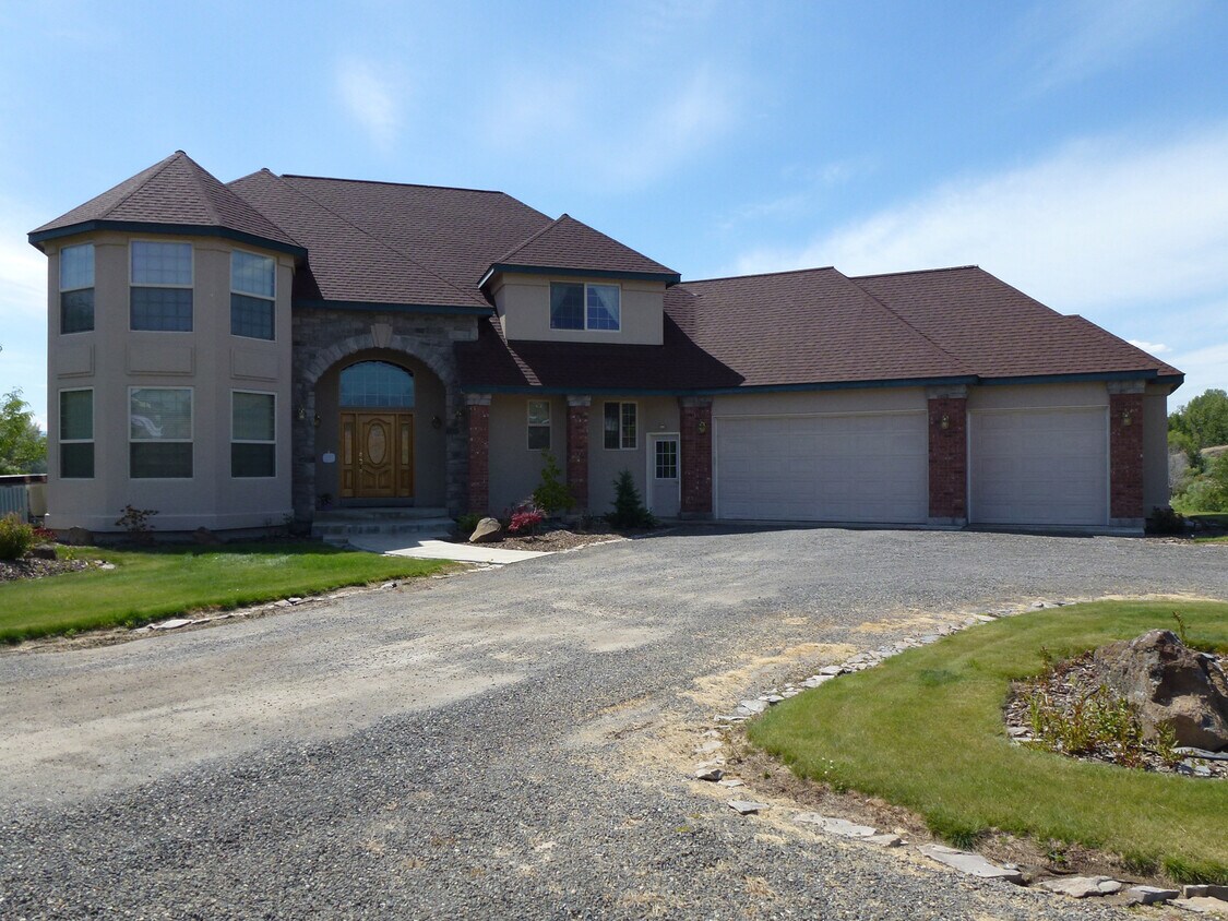221 Twin Peaks Rd, Selah, WA 98942 House Rental in Selah, WA