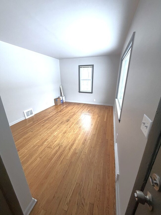 Building Photo - 2-bedroom Single Family - Available now!