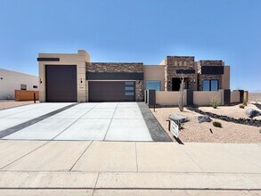 Building Photo - 508 Sesia Wy