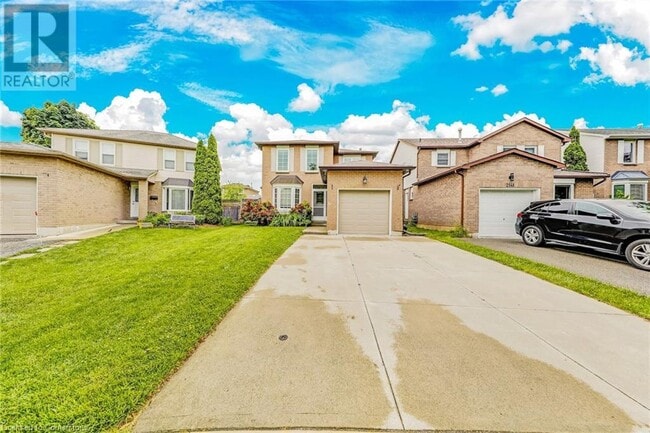 Building Photo - 2139 Hunt Crescent