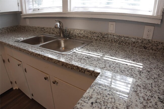 Building Photo - 3320 Blodgett St