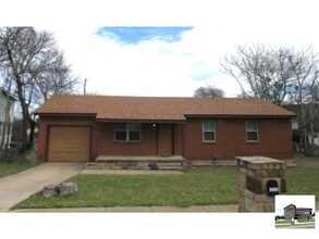 Building Photo - 2103 Crescent Dr