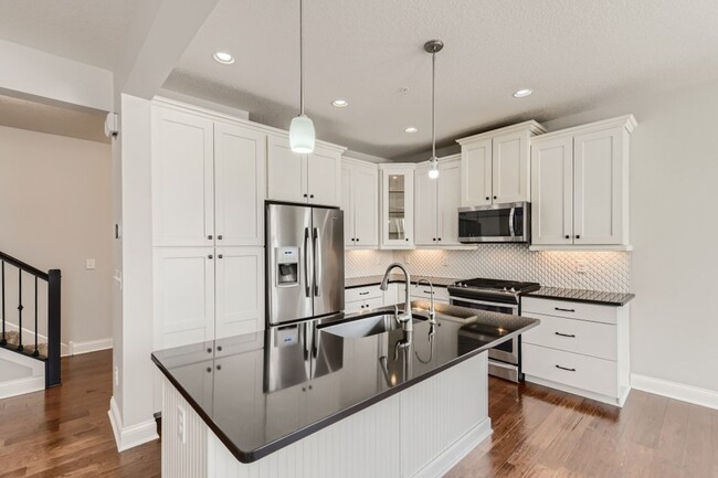 Building Photo - Spacious 4 Bedroom 4 Bath Townhome