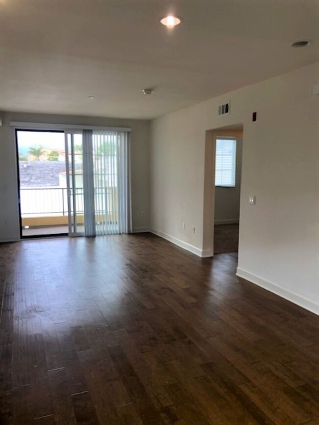 Building Photo - Single Story 2 Bedroom Condo in Downtown V...