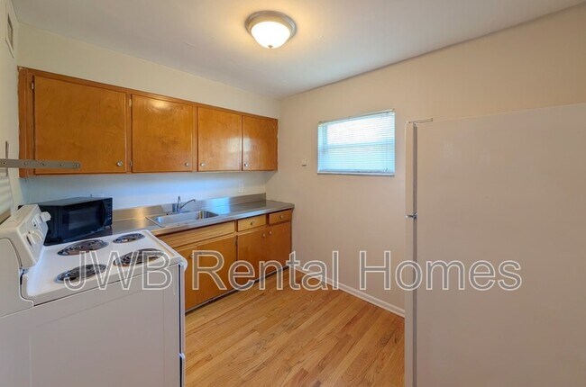 Building Photo - 2775 Herschel St