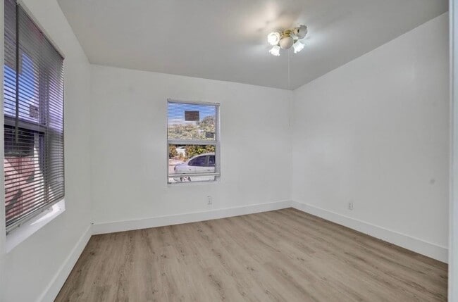 Bedroom - 1632 Lauderdale Manor Dr