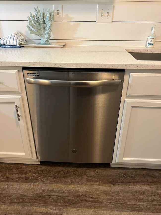 Building Photo - Walk to the Beach! Beautifully Remodeled/F...