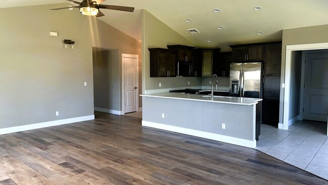 Foto del edificio - Fantastic 3 Bedroom 2 Bath House in Green!